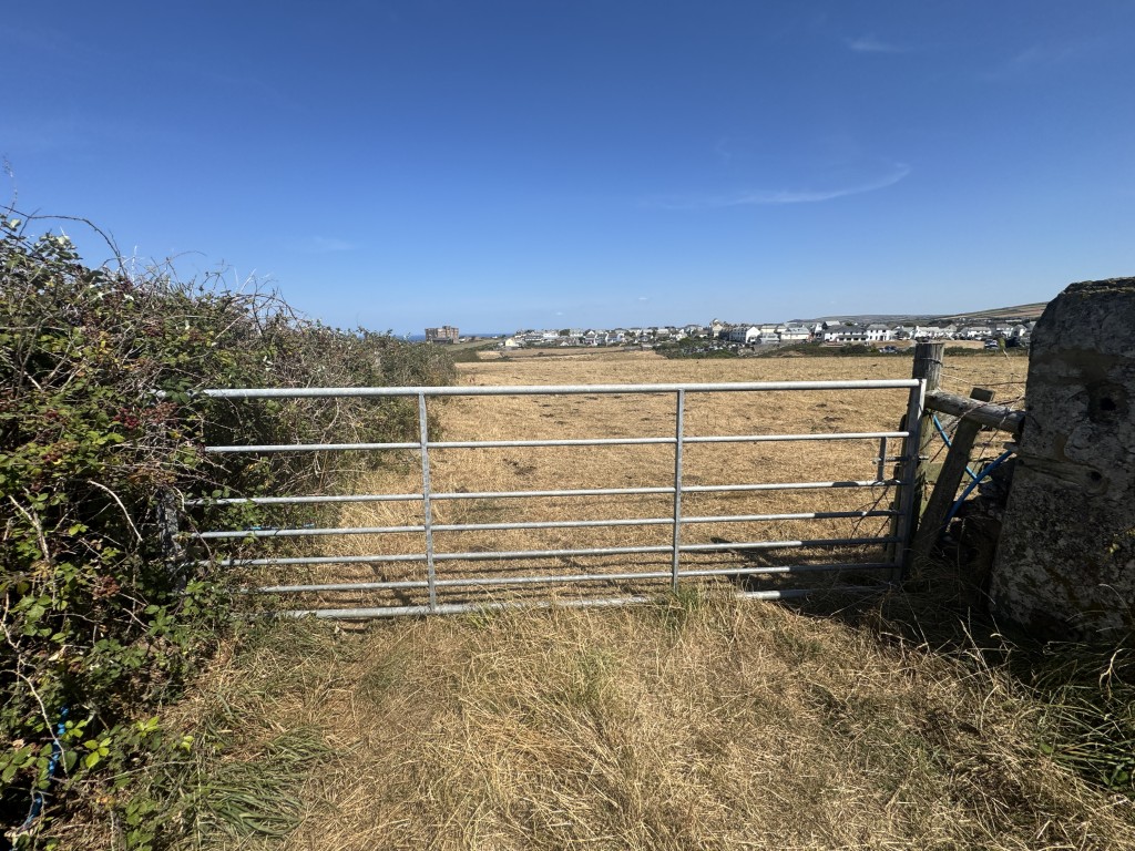 Lot: 64 - FREEHOLD LAND - Gate onto the land